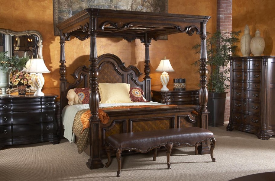 Старинная кровать