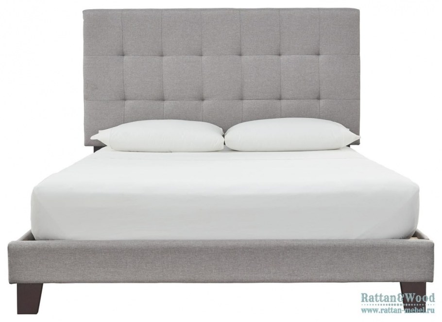 Дора на кровати