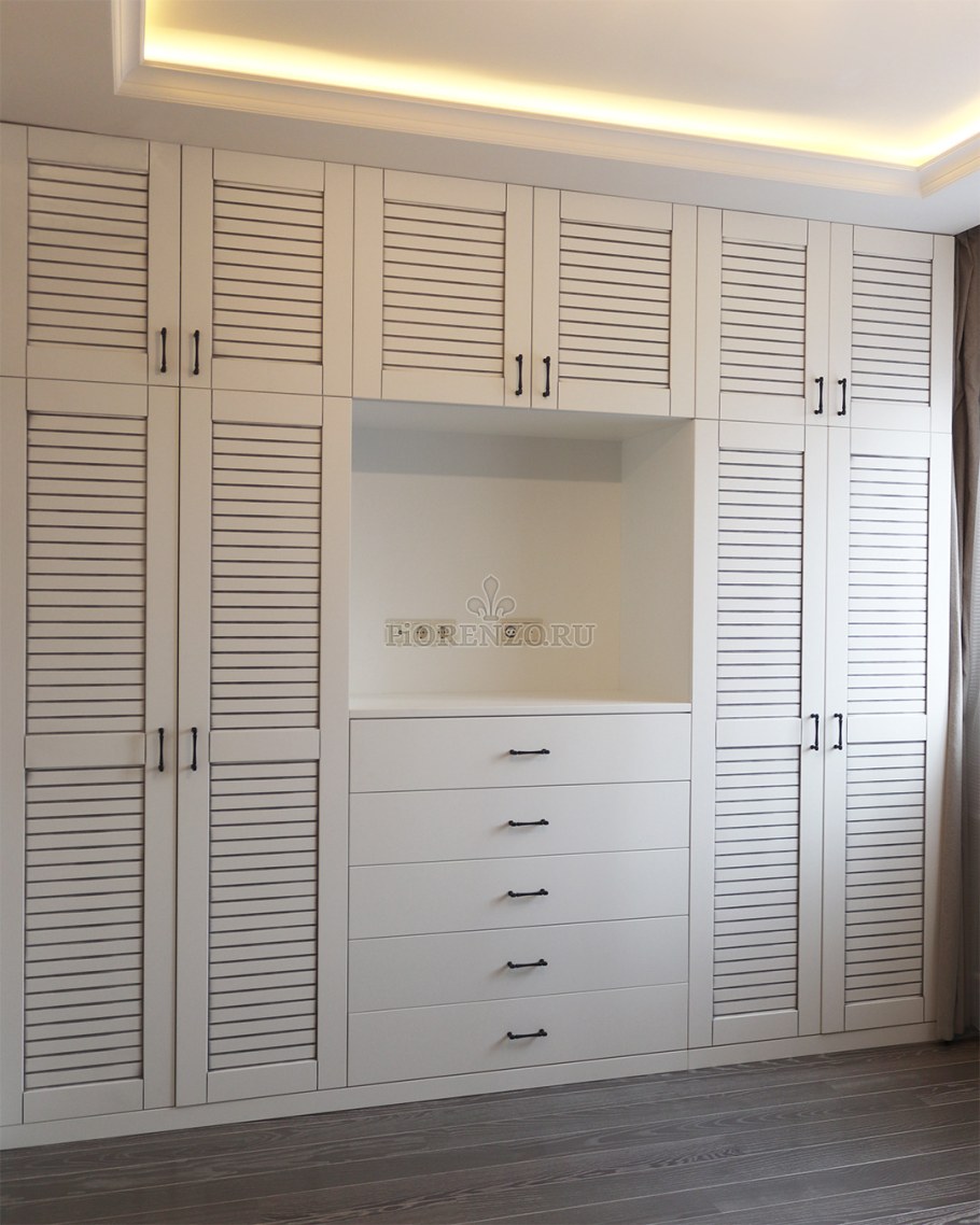 Встроенный шкаф в спальню с жалюзийными дверцами