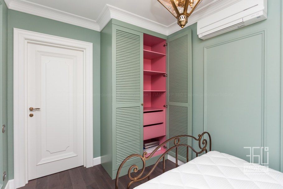 Шкаф с жалюзийными дверцами в спальне