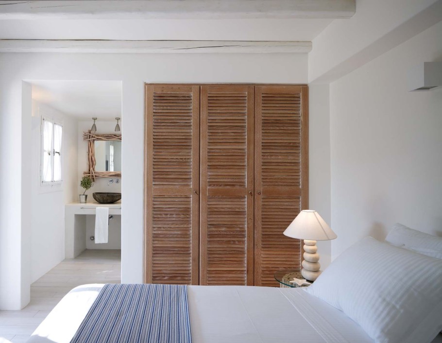 Гардеробная с жалюзи в спальне