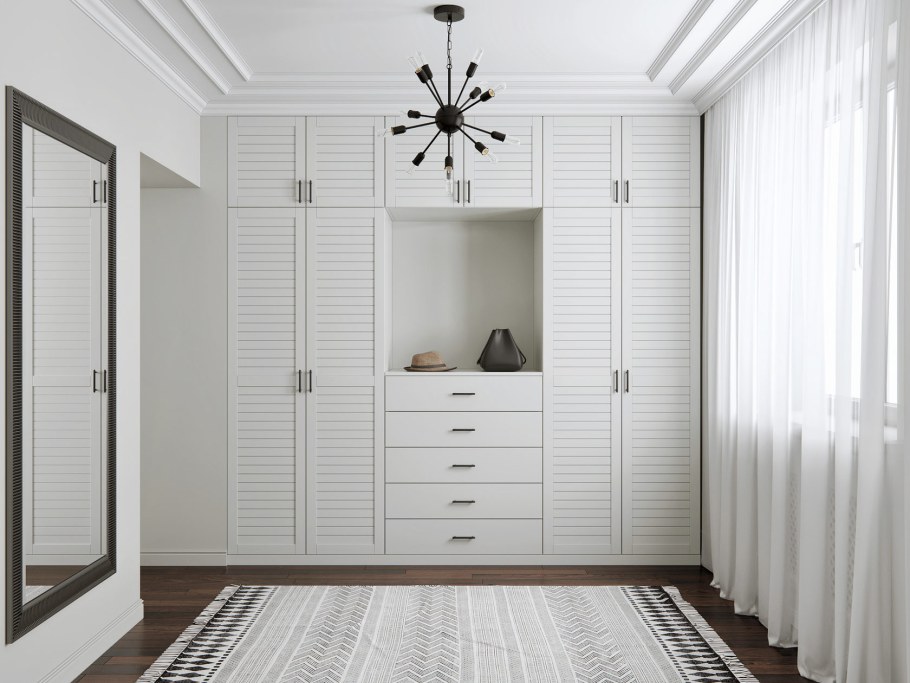 Белый шкаф с жалюзийными дверцами