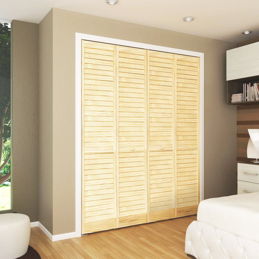 Шкаф с жалюзийными дверцами в спальне