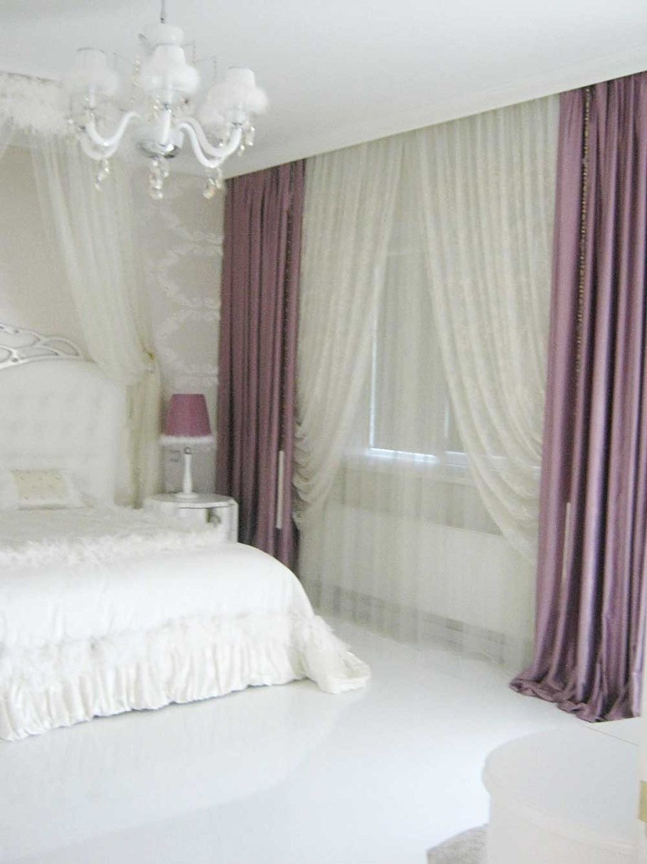 Светлые шторы в спальн