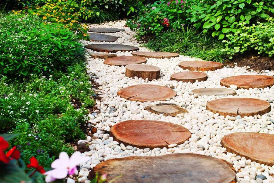 Дорожка из спилов дерева