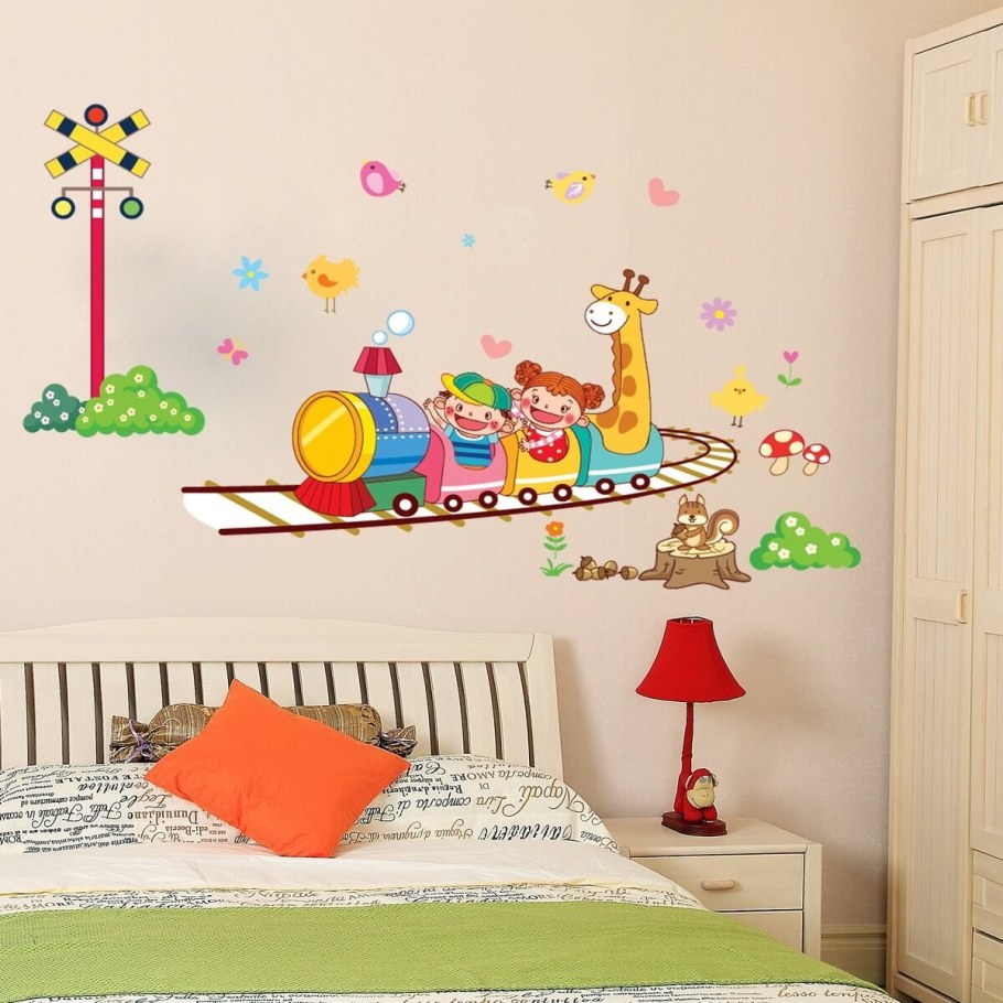 Декор стен в детской комнате