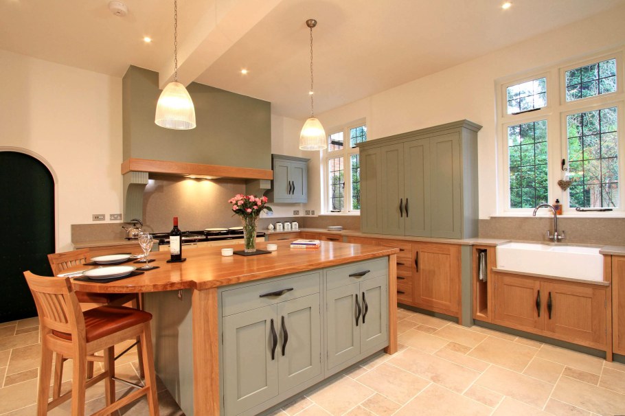 Маленькая кухня в терракотовых тонах