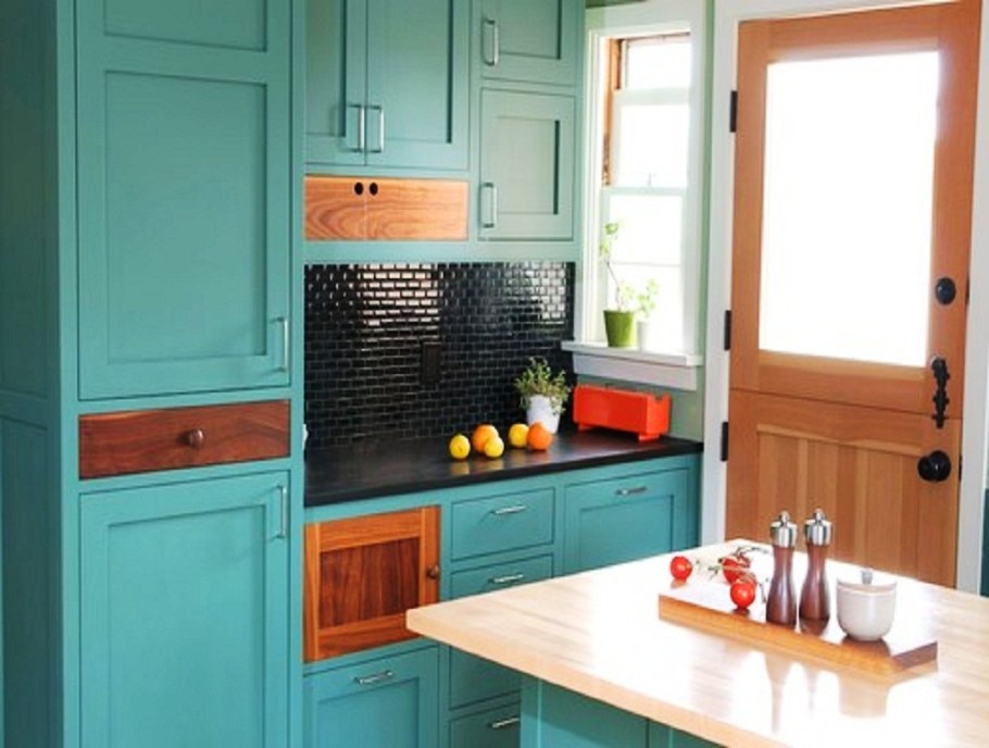 Розовые стены на кухне