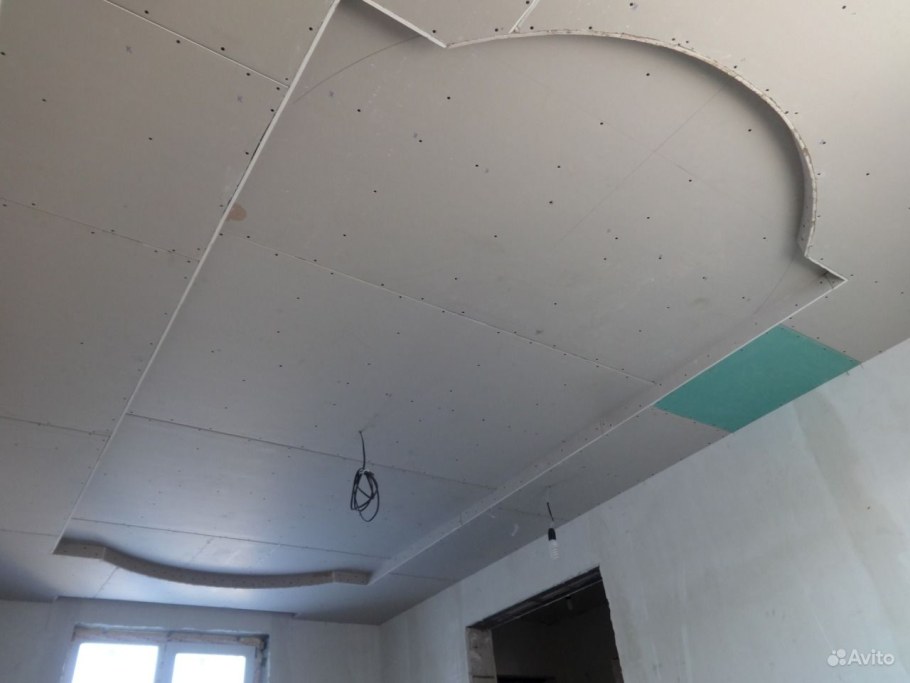 Фигурный потолок из пластика