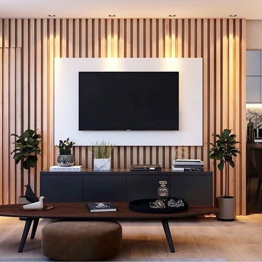 Рейки на стене с телевизором