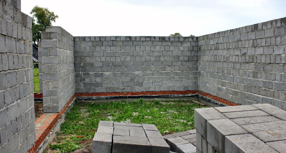 Стены из керамзитобетонных блоков