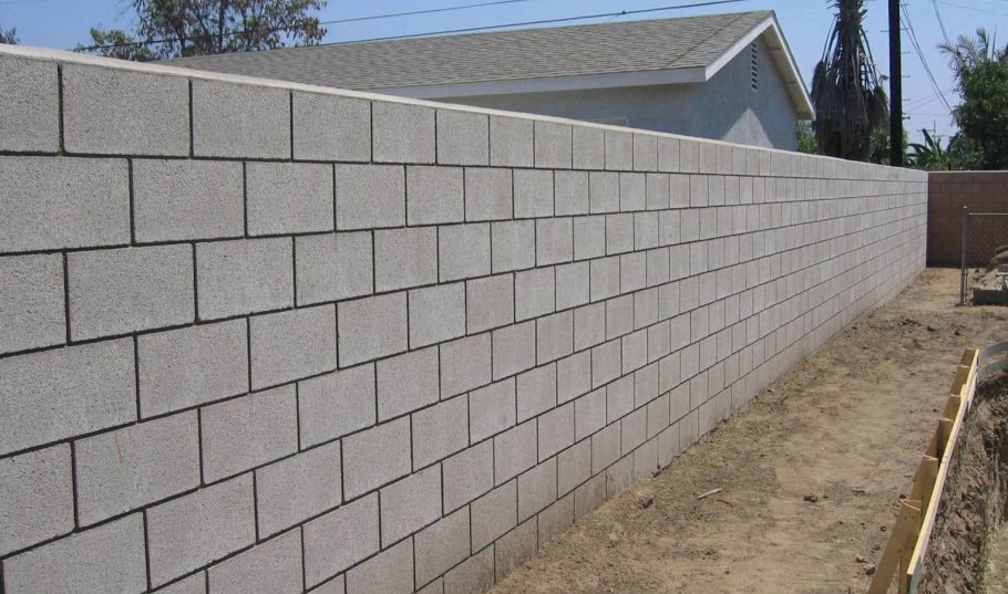 Забор из керамзитобетонных блоков