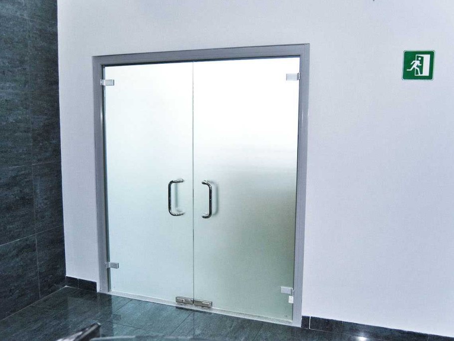 Цельностеклянная маятниковая дверь в проем 2000*900