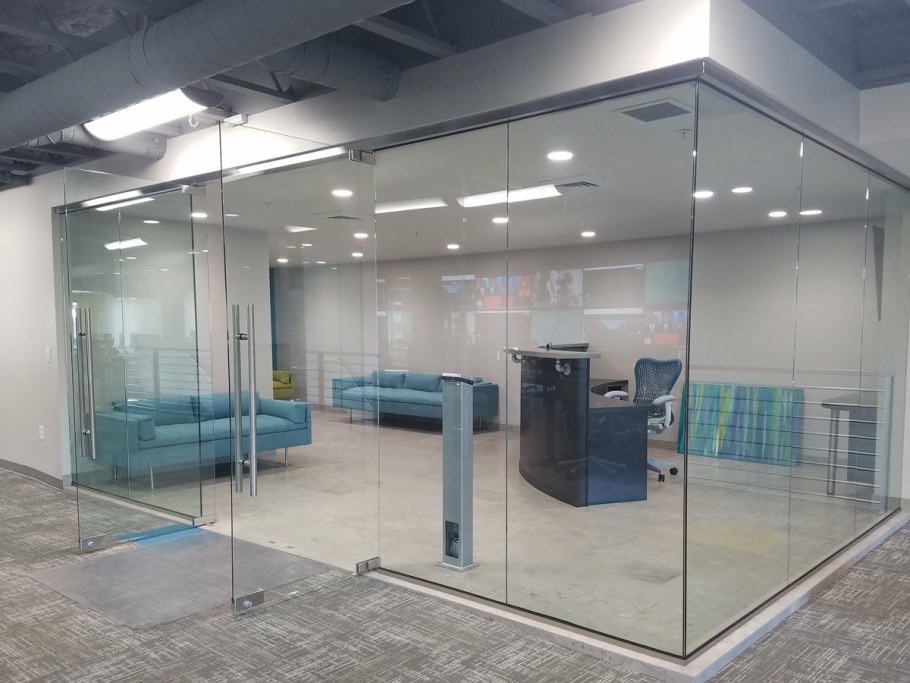 Цельностеклянные маятниковые двери