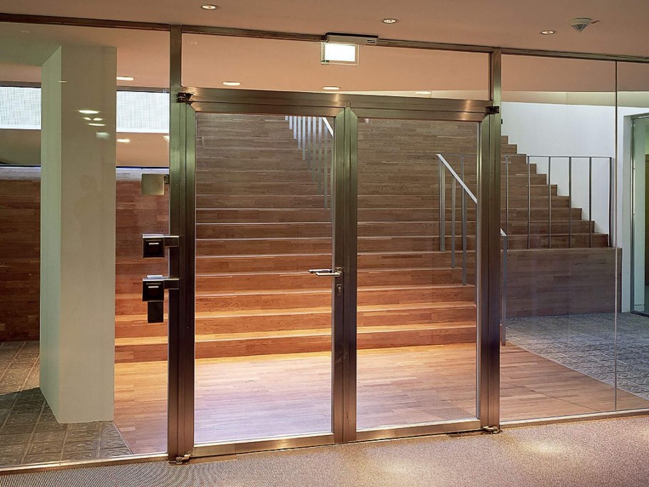 Цельностеклянные противопожарные двери