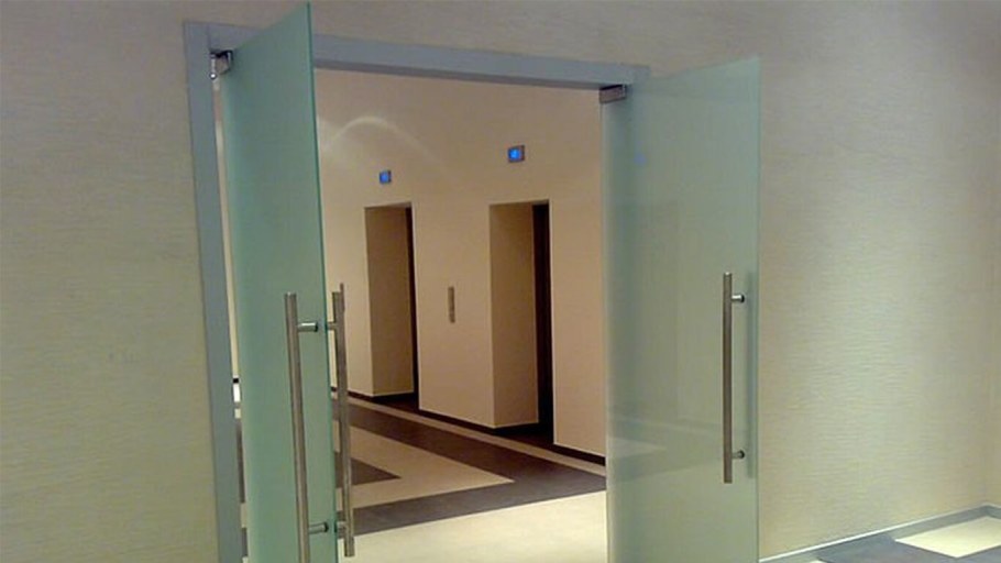 Цельностеклянная маятниковая дверь в проем