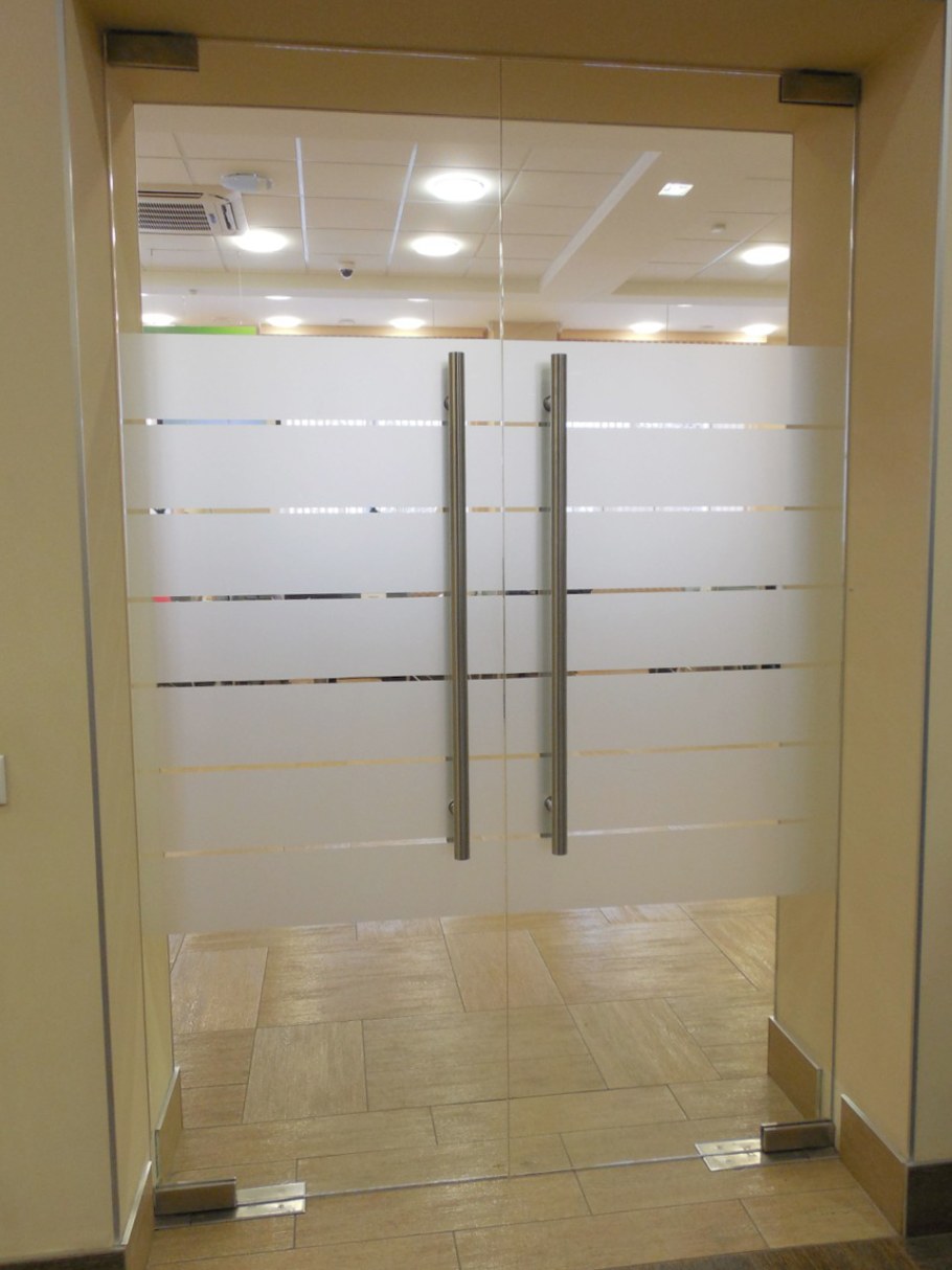 Двухстворчатые стеклянные маятниковые двери