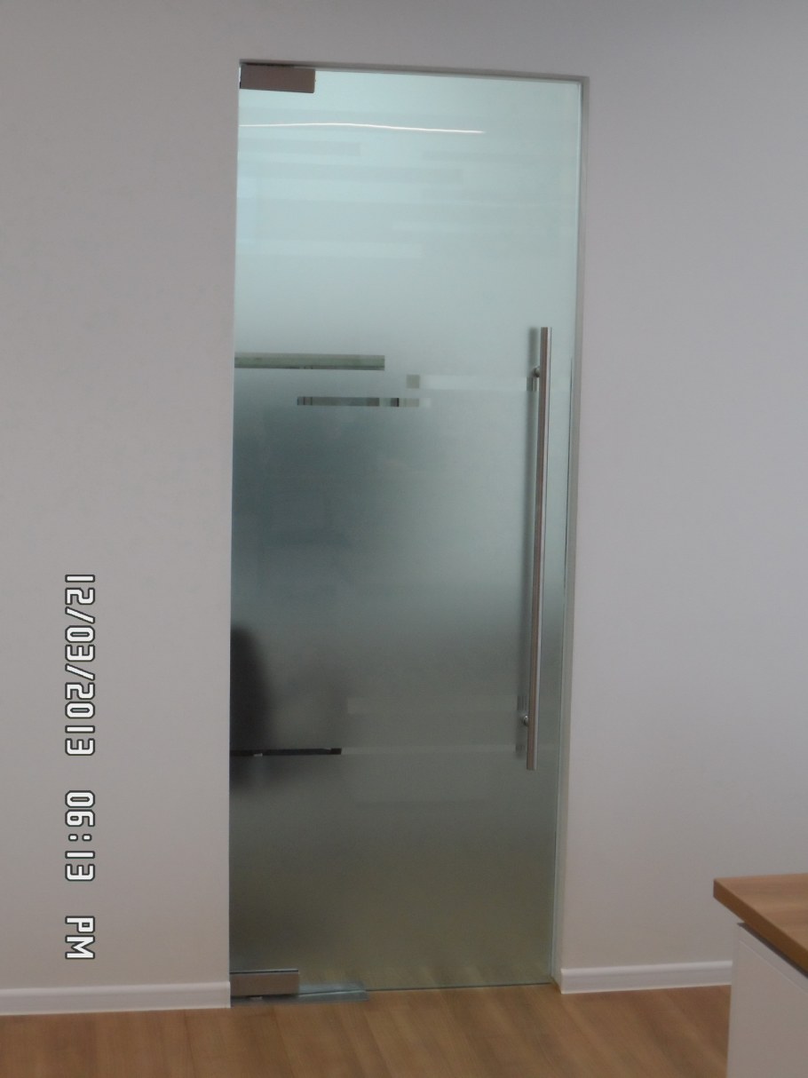 Цельностеклянная маятниковая дверь в проем