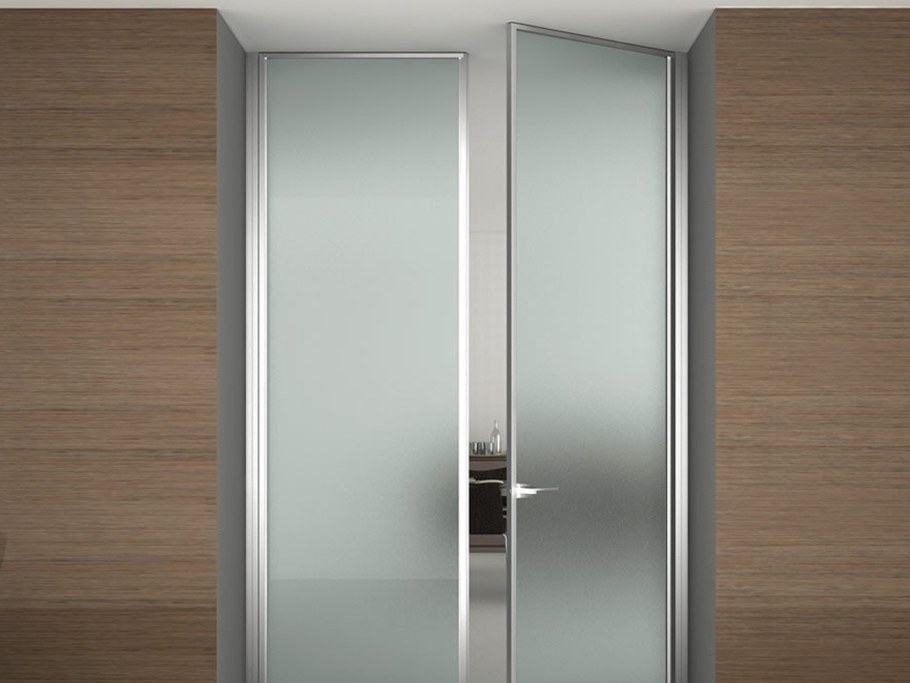 Стеклянная дверь