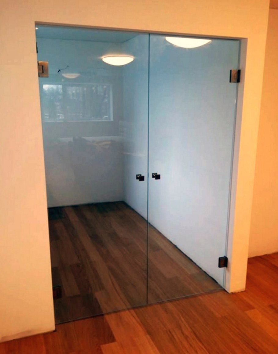 Цельностеклянная маятниковая дверь в проем