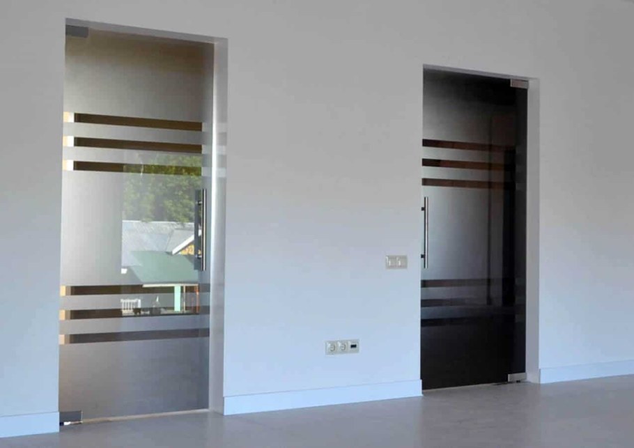 Цельностеклянная дверь в проем