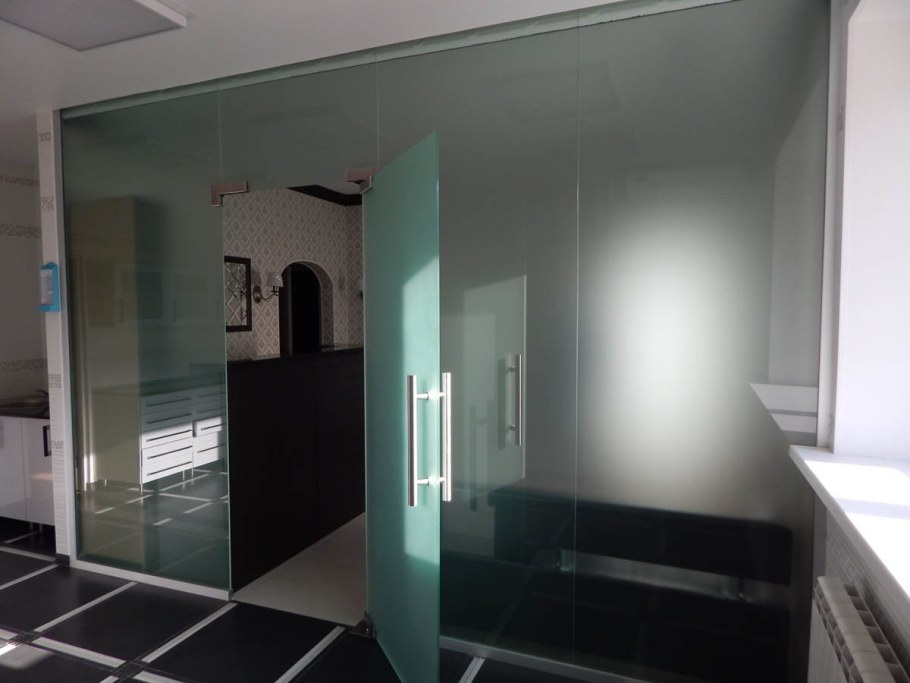 Стеклянная перегородка с маятниковой дверью