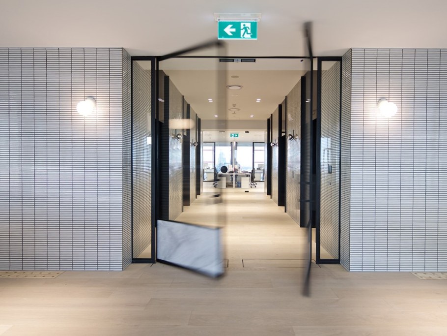 Маятниковые двери из стекла