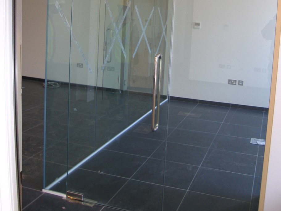 Угловая маятниковая дверь