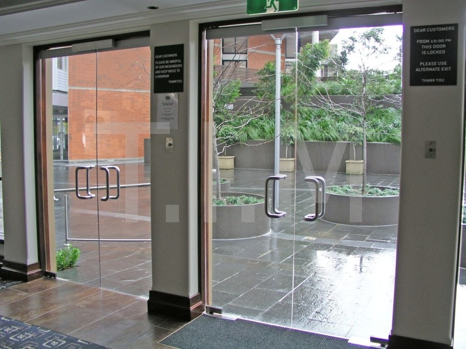 Стеклянная входная Группас аятниковой дверь