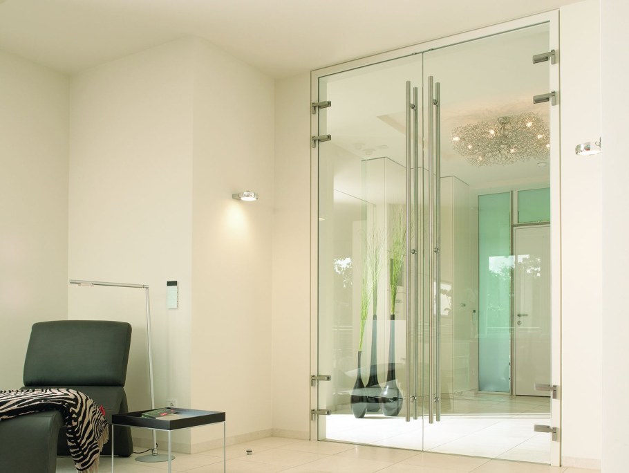 Распашные стеклянные двери