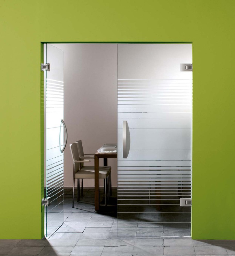 Маятниковые распашные стеклянные двери