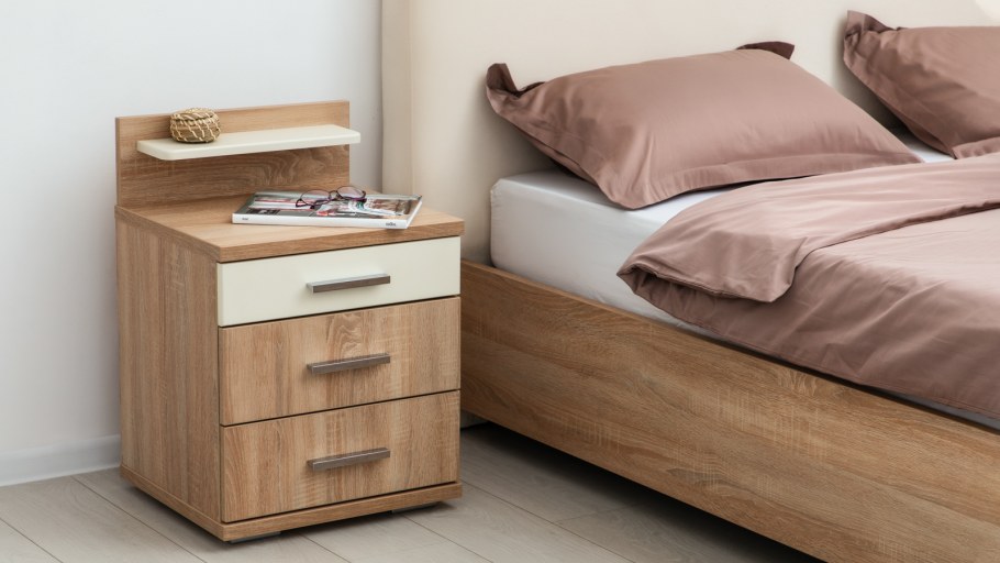 Большие шкафы и прикроватные тумбочки в розовом цвете