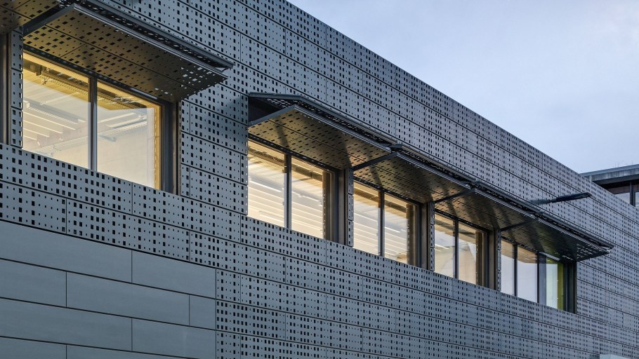 Облицовка линеарными панелями