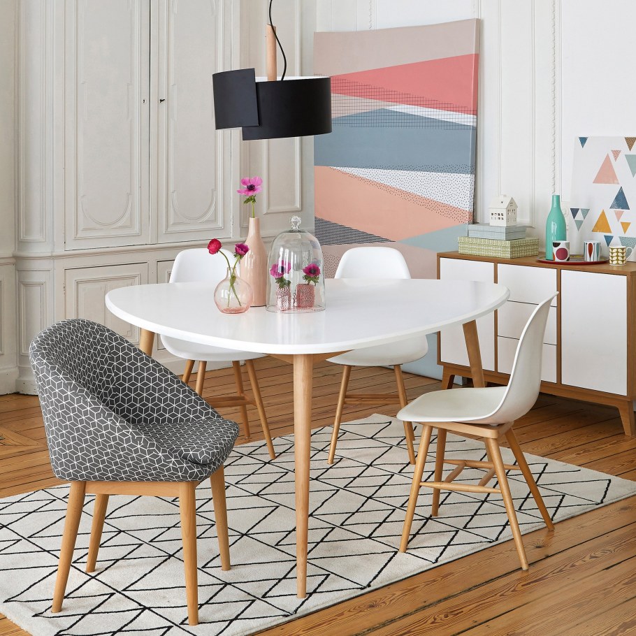 Разные стулья на кухне