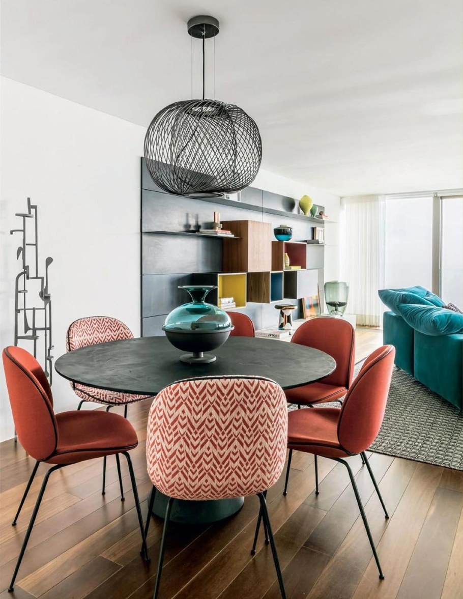 Разные стулья на кухне