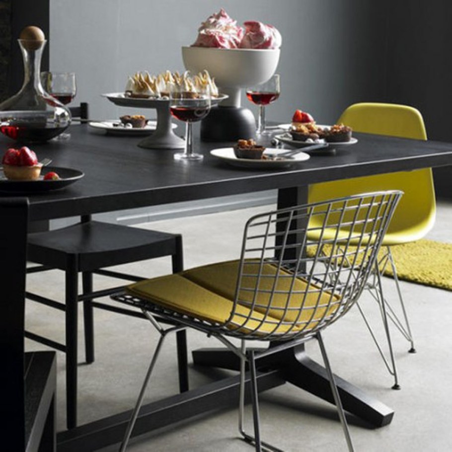 Обеденный стол с разными стульями