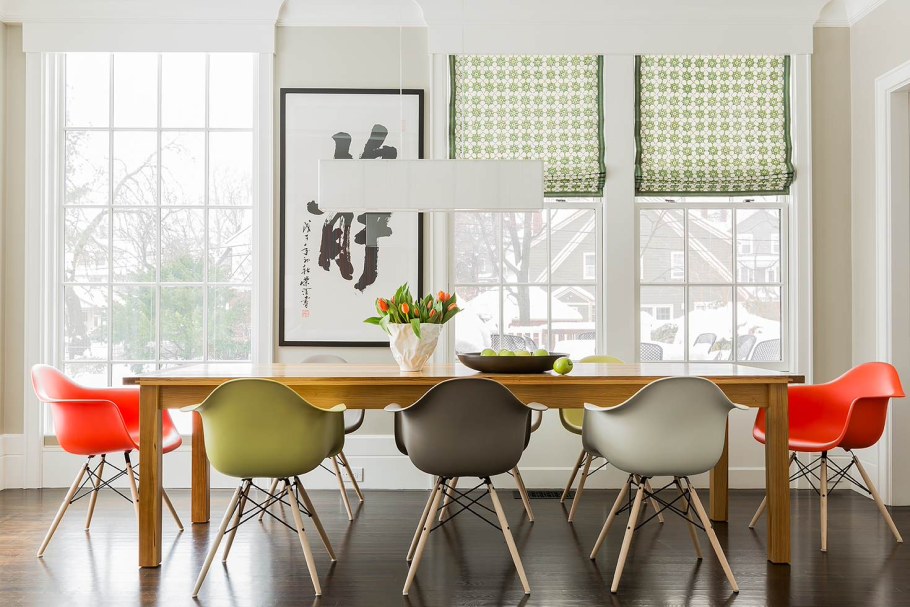 Разные стулья на кухне в интерьере