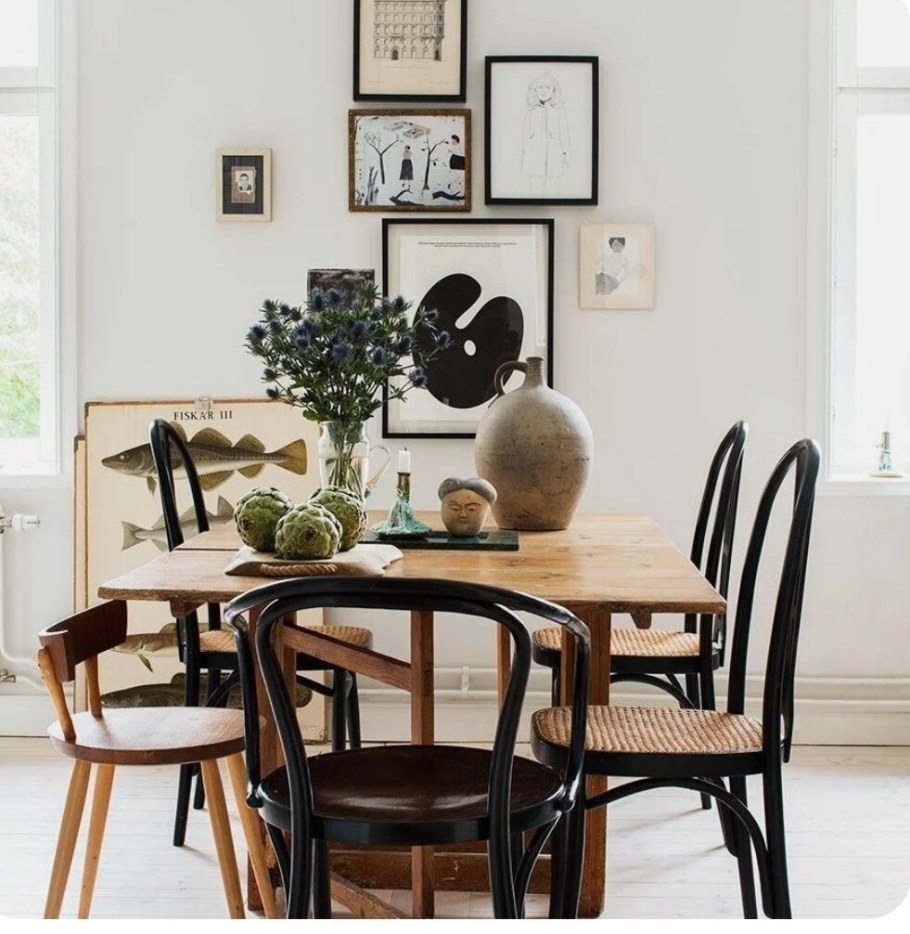 Обеденный стол с разными стульями