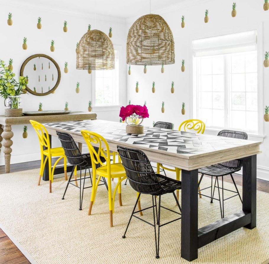 Разные стулья на кухне в интерьере