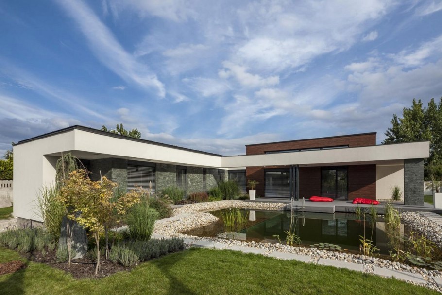 П образный дом с плоской крышей