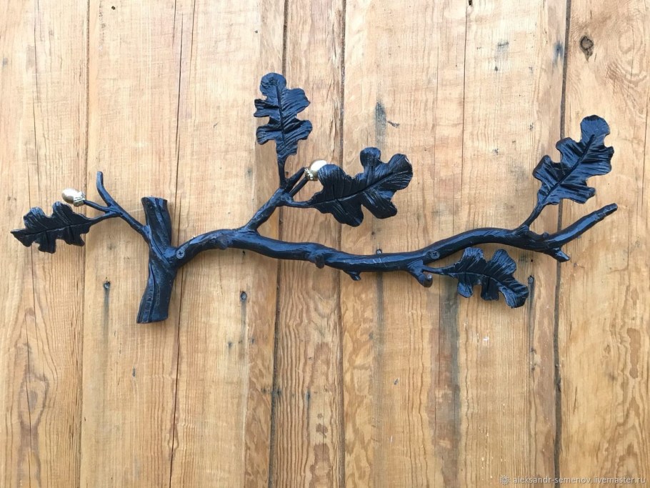 Вешалка из веток дерева