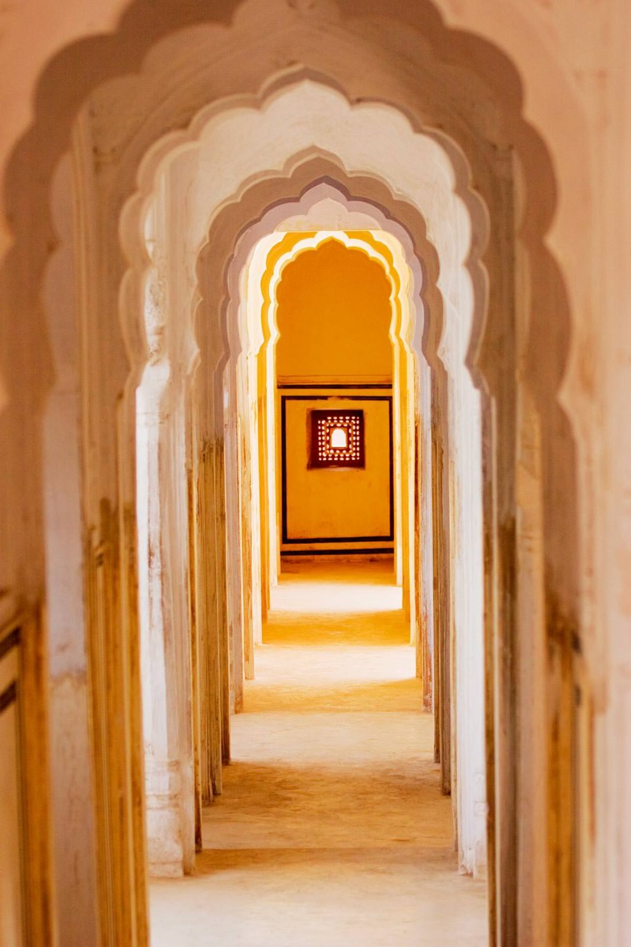 Красный Палас по коридору с открытыми дверями арки