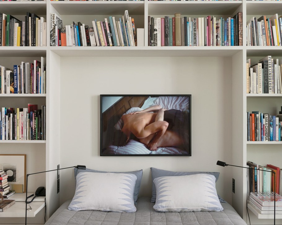 Книжная полка в спальне