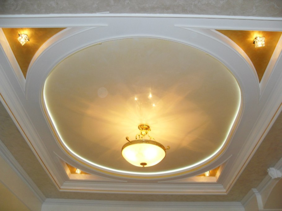 Фигурное потолок из гипсокартона классический
