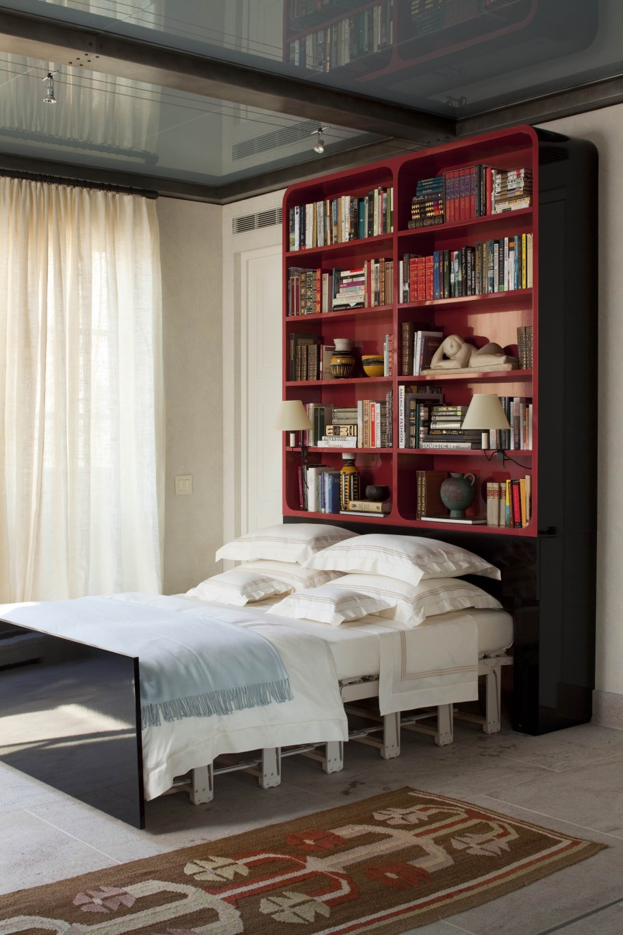 Книжный стеллаж у кровати