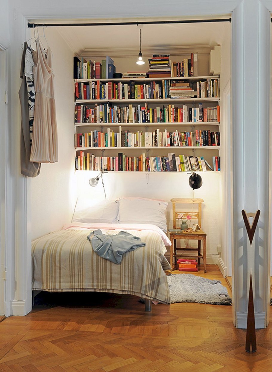 Книжный шкаф в спальне