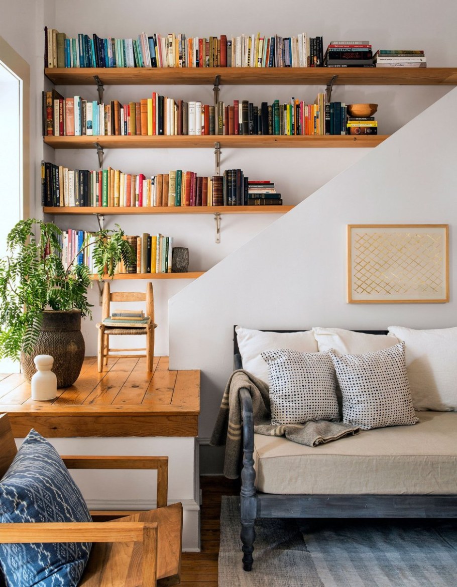 Книжные полки в интерьере гостиной