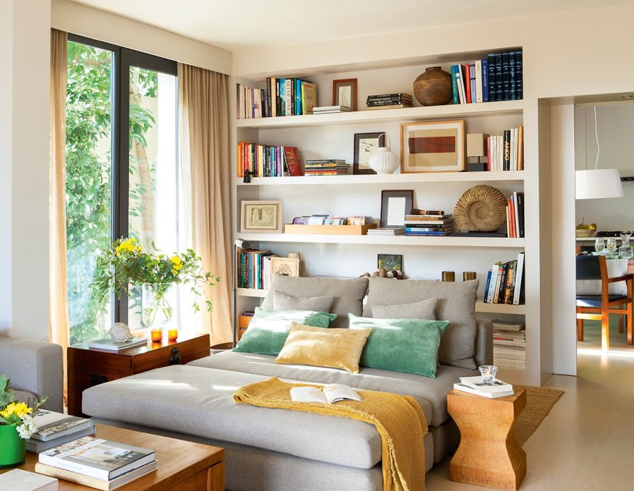 Функциональные полки в спальню