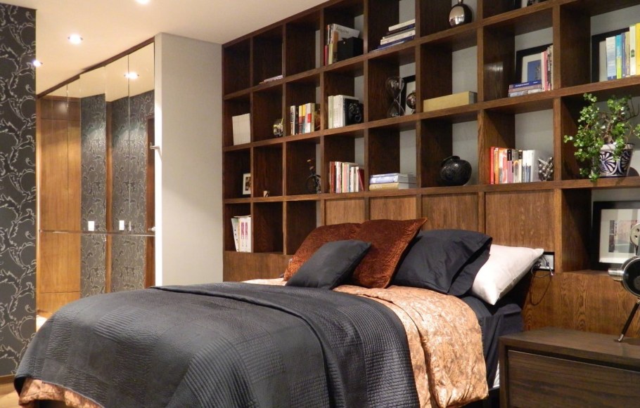 Книжный шкаф в спальне