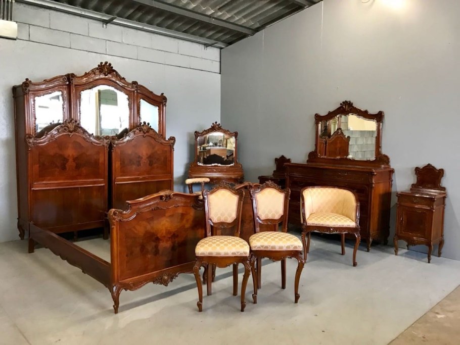 Старинный мебельный гарнитур